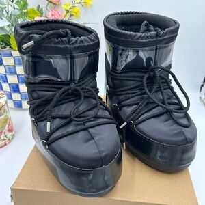 Men's Unisex moon boots size 6